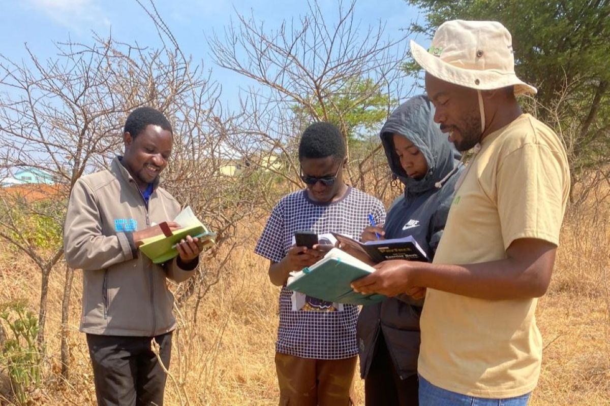 Thiong'o Gachie working with farmers in Sumbawanga, Tanzania.jpg